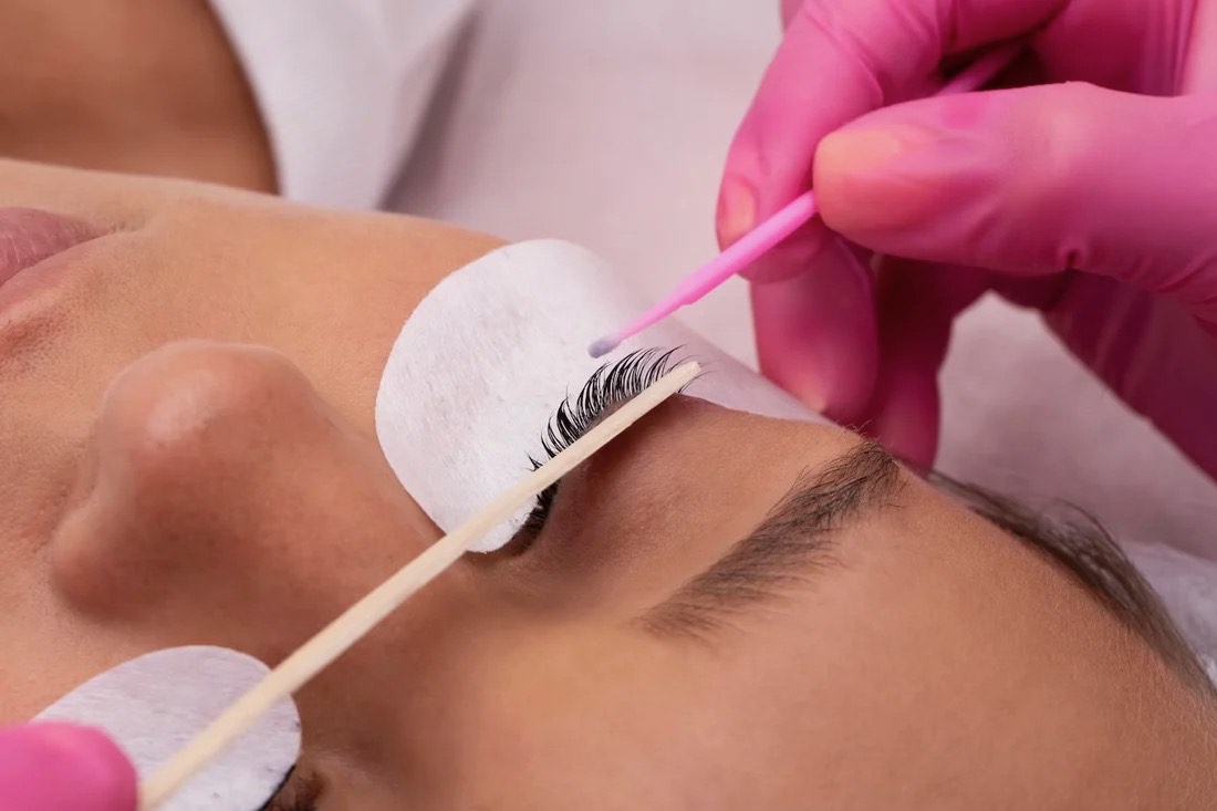 Lash extension service in progress